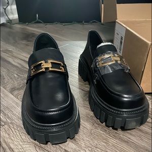 Leather loafers with chain